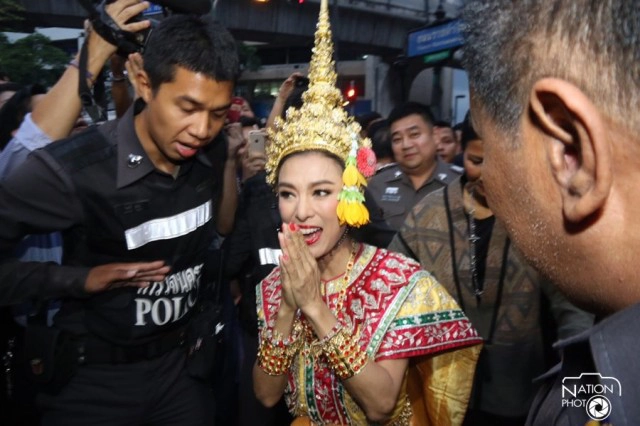 "หมีเซียะ"รำถวายพระพรหม ประชาชนชื่นชม