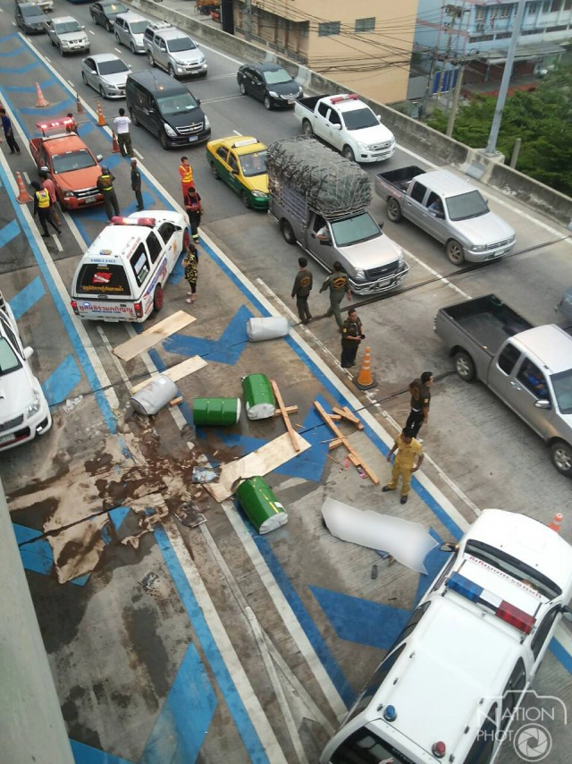 รถบรรทุกชนท้ายรถที่จอดเสียบนบูรพาวิถี ตาย 1 เจ็บ 1