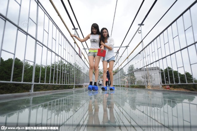 เปิดแล้ว! สะพานแก้วสูงกว่า 180 เมตร ในมณฑลหูหนาน ประเทศจีน
