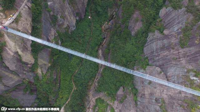 เปิดแล้ว! สะพานแก้วสูงกว่า 180 เมตร ในมณฑลหูหนาน ประเทศจีน