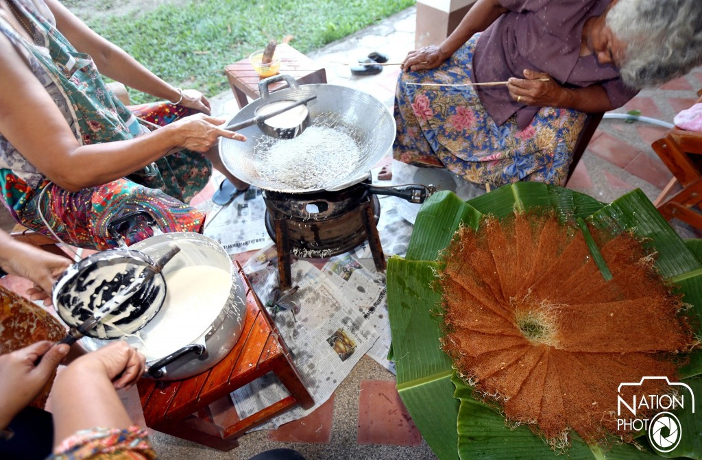 ขนมลา... ขนมคู่บุญเดือนสิบของชาวใต้