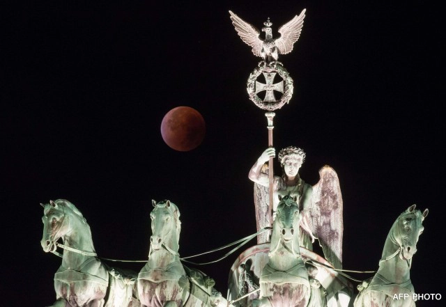 หลายชาติได้ชม"จันทรุปราคา"เต็มดวงควบ"ซูเปอร์มูน"