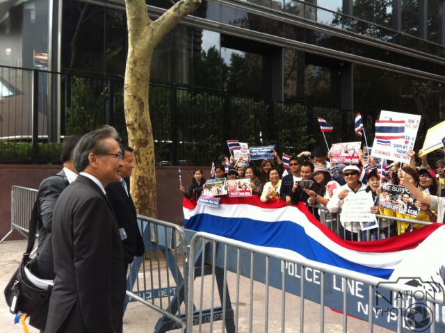 คนไทยชุมนุม หนุน-ต้าน ประยุทธ์ในนิวยอร์ก
