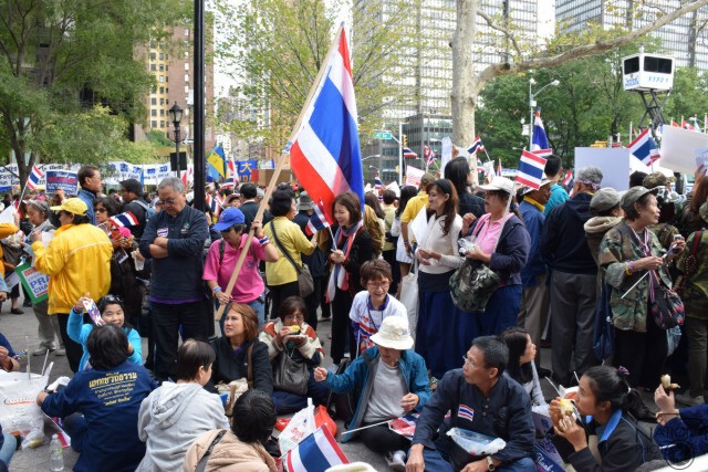 คนไทยชุมนุม หนุน-ต้าน ประยุทธ์ในนิวยอร์ก