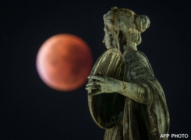 หลายชาติได้ชม"จันทรุปราคา"เต็มดวงควบ"ซูเปอร์มูน"