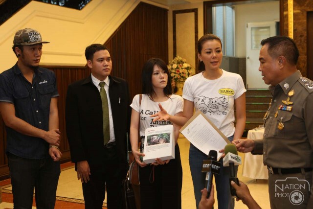 “เก๋ ชลดา” พร้อมเจ้าของหมา“เจ้าโจโก้” เข้ายื่น 3 แสนรายชื่อจี้ ผบ.ตร. เร่งตรวจสอบข้อเท็จจริง