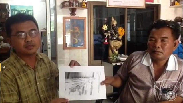 ชาวบ้านปิดป้ายค้านรื้อสะพานลอยคนข้ามถนน