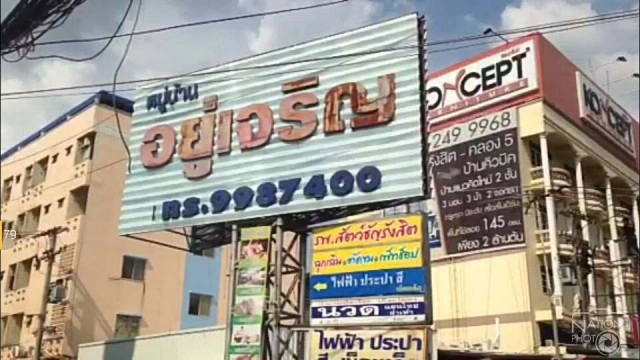 ชาวบ้านปิดป้ายค้านรื้อสะพานลอยคนข้ามถนน