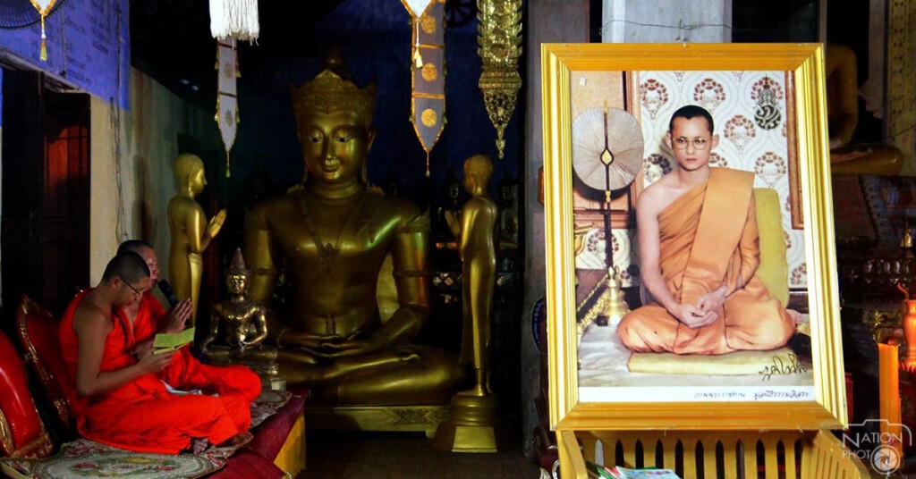 สวดโพชฌังคปริตร-ปล่อยโคม ขอในหลวงทรงหายจากพระอาการประชวร