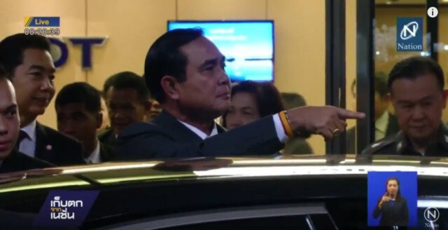 "บิ๊กตู่" กลับถึงไทยรับดอกไม้จากแฟนคลับ