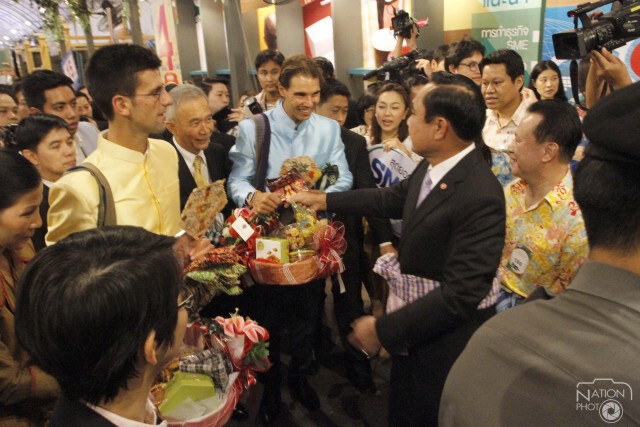นายกฯพา "นาดาล-ยอโควิช" เที่ยวตลาด SME ข้างทำเนียบ