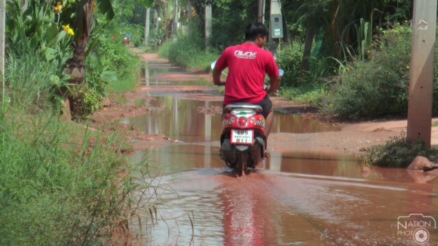 ชาวชุมชนท่าตะโก โคราช ร้องเรียนถนนกลายเป็นแอ่งกระทะ