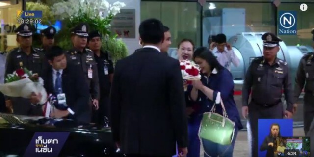 "บิ๊กตู่" กลับถึงไทยรับดอกไม้จากแฟนคลับ