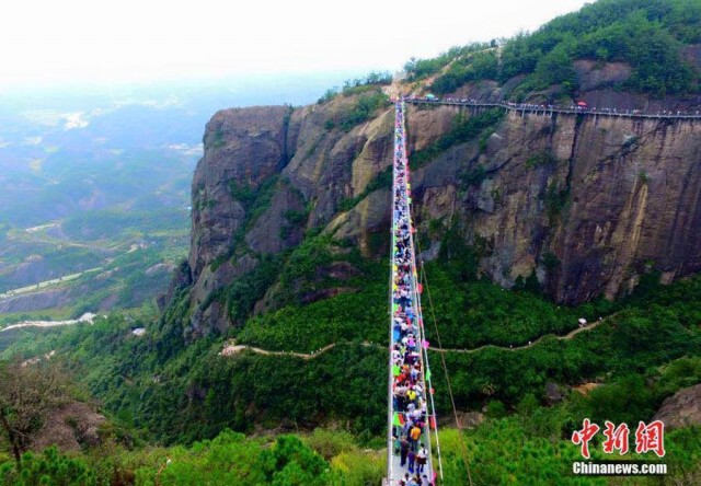 "ชาวจีน" แห่ขึ้นสะพานแก้วยาวที่สุดในโลก วันเปิดวันแรก