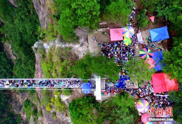 "ชาวจีน" แห่ขึ้นสะพานแก้วยาวที่สุดในโลก วันเปิดวันแรก