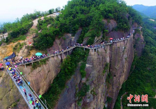 "ชาวจีน" แห่ขึ้นสะพานแก้วยาวที่สุดในโลก วันเปิดวันแรก