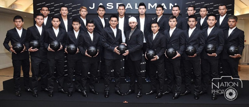 "ยัสปาล แมน" จัดสูทหล่อ ให้แข้ง "ช้างศึก" ใส่เดินทาง "ยัสปาล แมน" จัดสูทหล่อ ให้แข้ง "ช้างศึก" ใส่เดินทาง