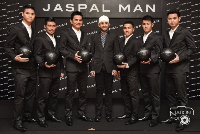 "ยัสปาล แมน" จัดสูทหล่อ ให้แข้ง "ช้างศึก" ใส่เดินทาง
