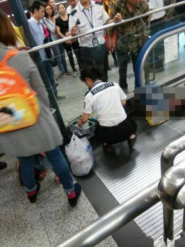 เศร้า! เด็กจีนถูกราวบันไดเลื่อน หนีบเสียชีวิตต่อหน้าแม่
