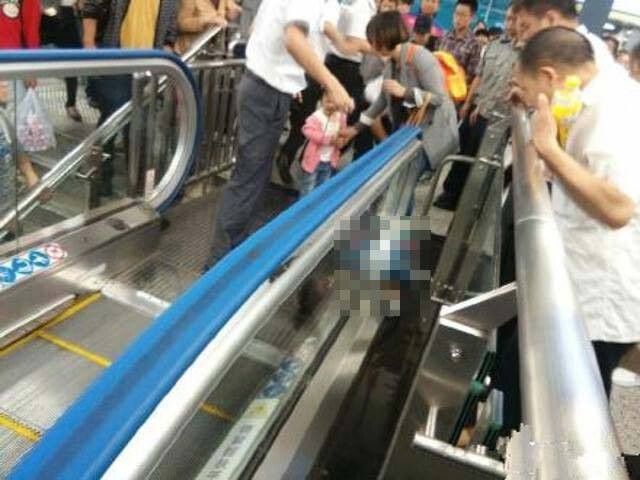 เศร้า! เด็กจีนถูกราวบันไดเลื่อน หนีบเสียชีวิตต่อหน้าแม่