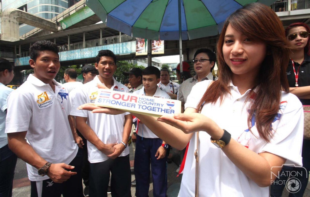 นักกีฬาทีมชาติไทยร่วมรณรงค์แจกสติ๊กเกอร์ "Stronger Together" นักกีฬาทีมชาติไทยร่วมรณรงค์แจกสติ๊กเกอร์ "Stronger Together"