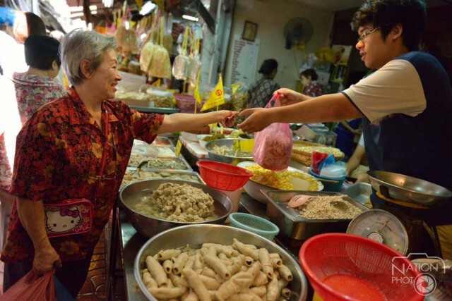 ชาวไทยเชื้อสายจีนแห่ซื้ออาหารเจต้อนรับเทศกาลกินเจ