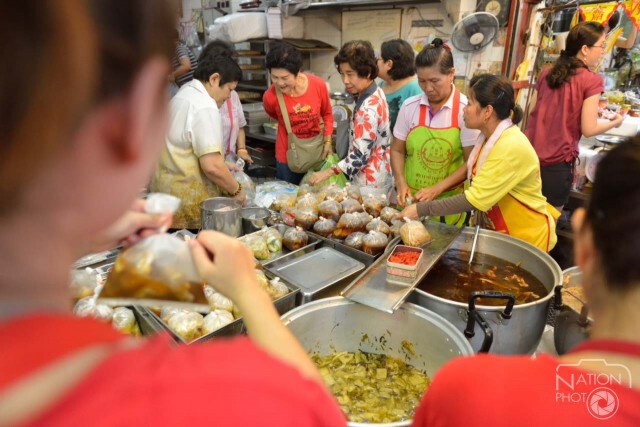 ชาวไทยเชื้อสายจีนแห่ซื้ออาหารเจต้อนรับเทศกาลกินเจ