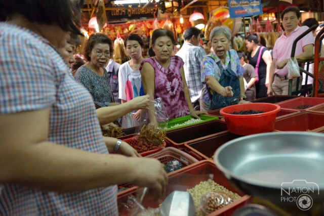 ชาวไทยเชื้อสายจีนแห่ซื้ออาหารเจต้อนรับเทศกาลกินเจ