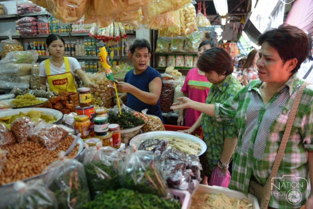 ชาวไทยเชื้อสายจีนแห่ซื้ออาหารเจต้อนรับเทศกาลกินเจ