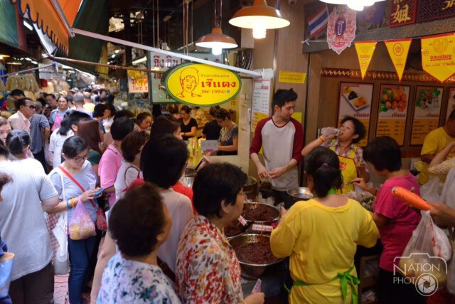 ชาวไทยเชื้อสายจีนแห่ซื้ออาหารเจต้อนรับเทศกาลกินเจ
