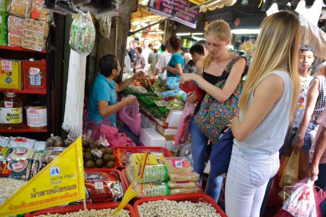 ชาวไทยเชื้อสายจีนแห่ซื้ออาหารเจต้อนรับเทศกาลกินเจ