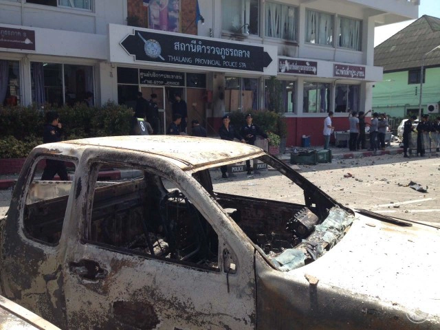 ภาพชุด สภ.ถลางเช้าวันนี้หลังเกิดเหตุจลาจล