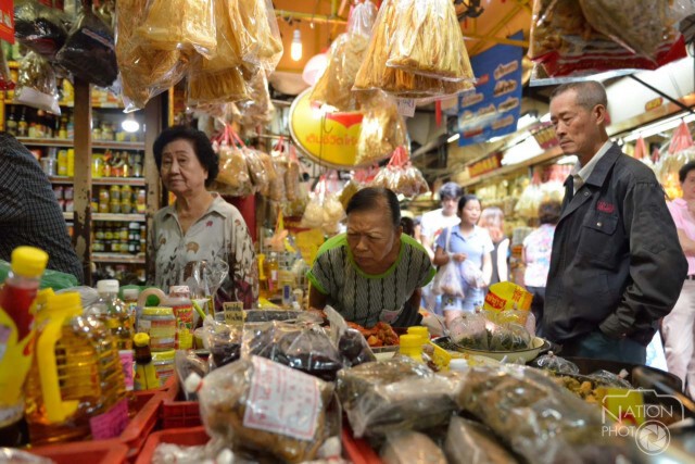 ชาวไทยเชื้อสายจีนแห่ซื้ออาหารเจต้อนรับเทศกาลกินเจ