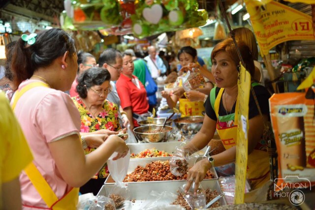 ชาวไทยเชื้อสายจีนแห่ซื้ออาหารเจต้อนรับเทศกาลกินเจ