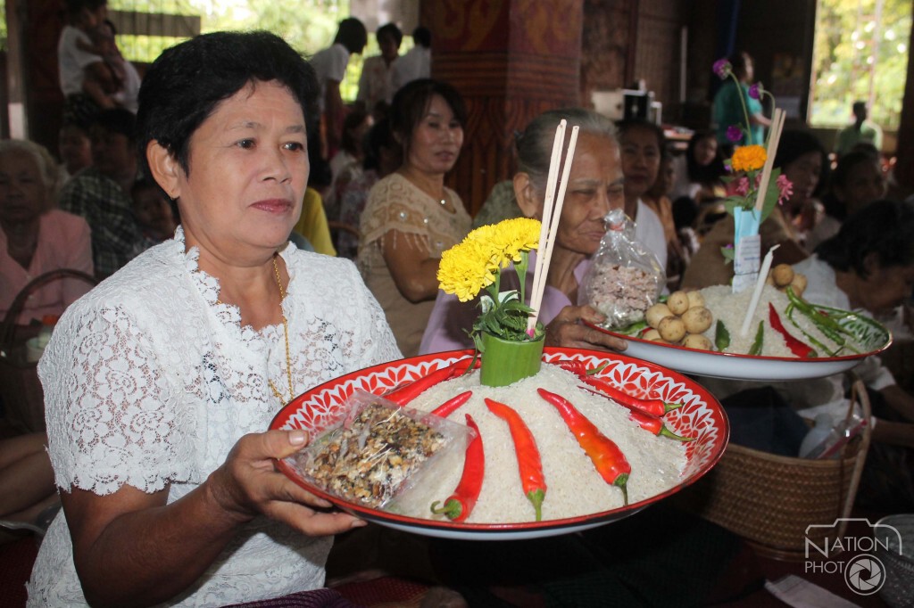 ชาวลับแลสืบสานประเพณีทำบุญกองข้าวเดือน 10 ชาวลับแลสืบสานประเพณีทำบุญกองข้าวเดือน 10