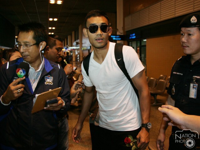 (ภาพชุด) แฟนบอลแห่ต้อนรับช้างศึก หลังบุกไปชนะ เวียดนาม 3-0
