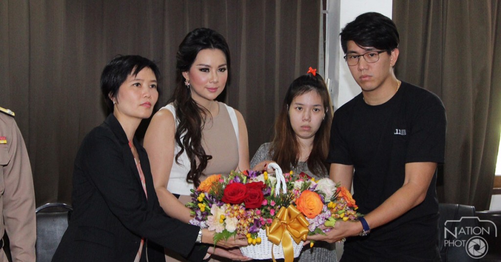 สาวขับเบนซ์เมียทหารเรือ ไกล่เกลี่ยสาวท้อง พร้อมมอบดอกไม้
