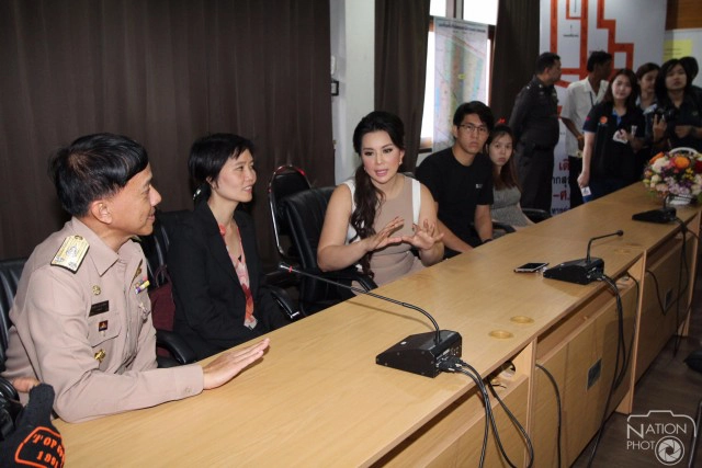 สาวขับเบนซ์เมียทหารเรือ ไกล่เกลี่ยสาวท้อง พร้อมมอบดอกไม้