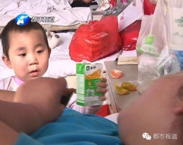 เด็ก3ขวบจีน ยอดกตัญญู! ดูแลแม่ที่บาดเจ็บ เพียงคนเดียว