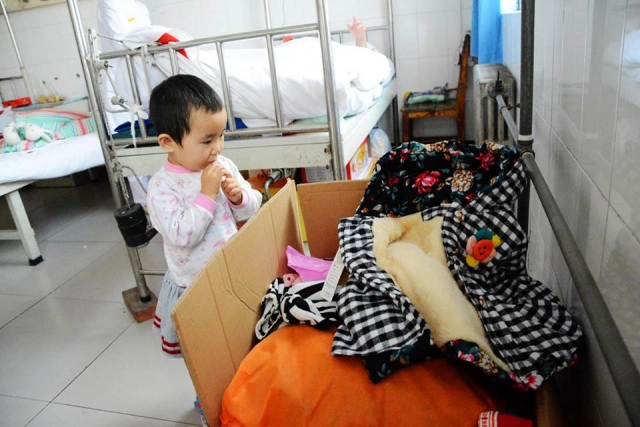 เด็ก3ขวบจีน ยอดกตัญญู! ดูแลแม่ที่บาดเจ็บ เพียงคนเดียว