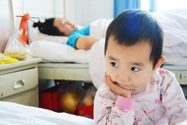 เด็ก3ขวบจีน ยอดกตัญญู! ดูแลแม่ที่บาดเจ็บ เพียงคนเดียว