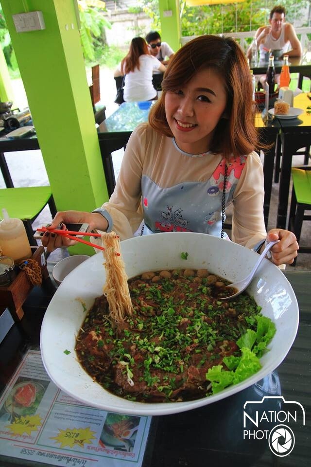 ท้านักชิมเปิบก๊วยเตี๋ยวชามยักษ์ 600 บาท ถ้าหมดใน 35 นาที "กินฟรี"