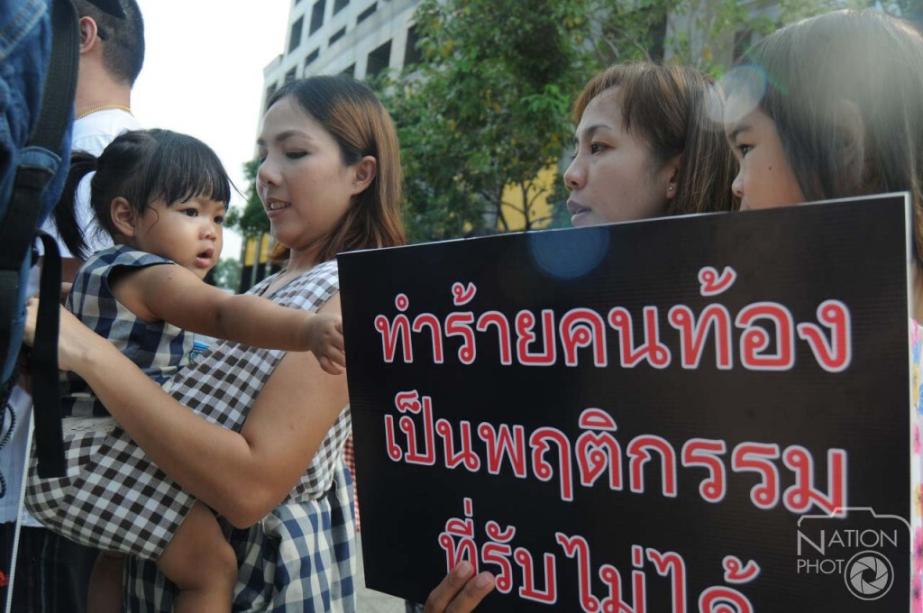 รณรงค์ต้านใช้รุนแรงในเด็กและสตรีมีครรภ์ หน้าแบงก์กรุงศรีฯ