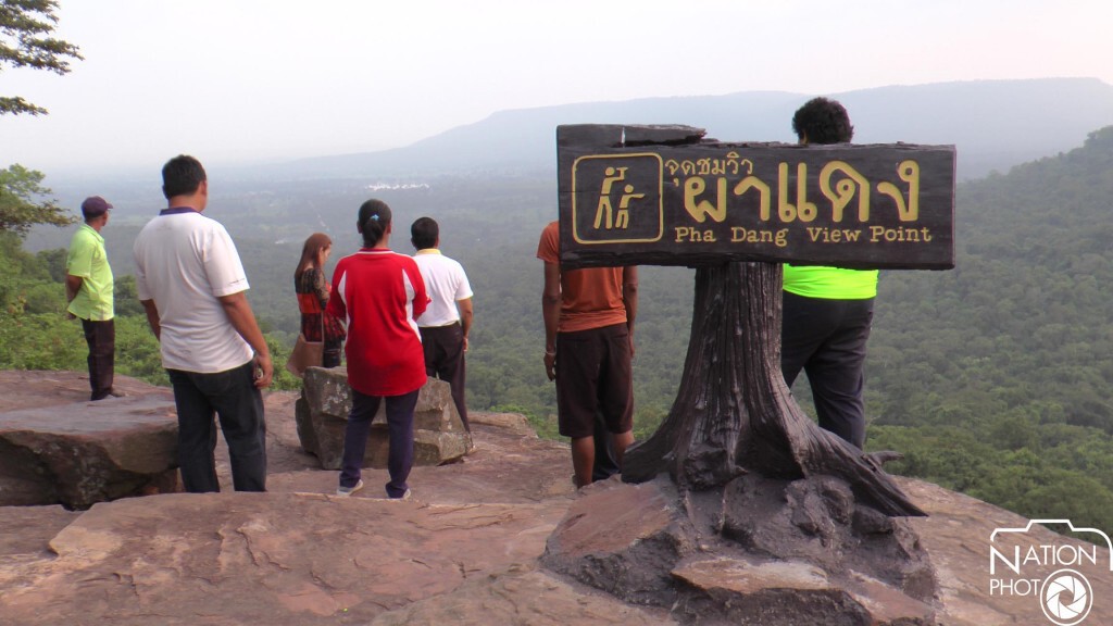 นักท่องเที่ยวแห่สัมผัสลมหนาว "ลานหินผาแดง"