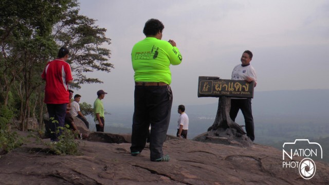 นักท่องเที่ยวแห่สัมผัสลมหนาว "ลานหินผาแดง"