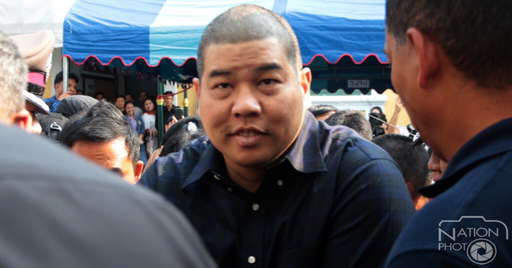 พ่อแม่สารวัตร "ปรากรม" รับศพลูกชายที่ รพ.ตำรวจ