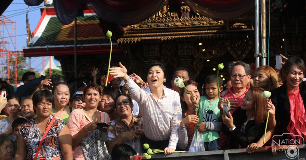 "ยิ่งลักษณ์" ร่วมงานประเพณีรับบัว-โยนบัว วัดบางพลีใหญ่