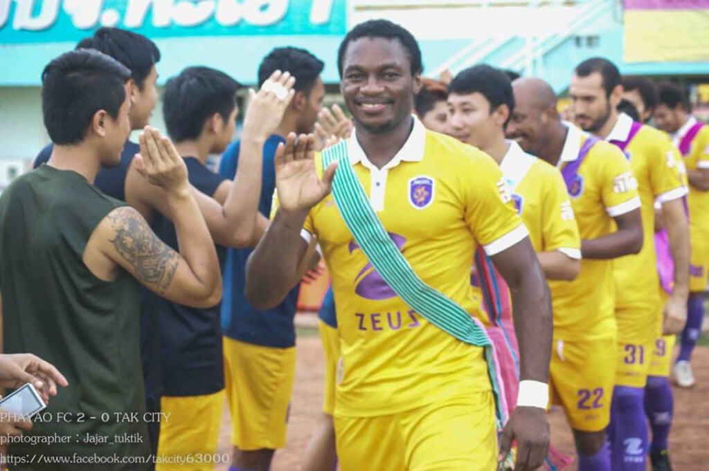 ไอเดียเจ๋ง! แข้งตาก ซิตี้ "สะพายย่าม" แจกให้ทีมคู่แข่ง ก่อนดวลแข้ง
