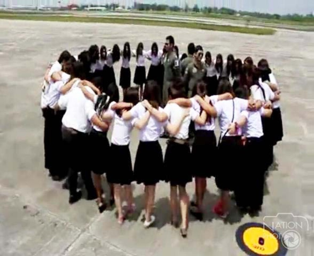 ประทับใจ...นักศึกษา ม.ทักษิณ บูมให้กำลังใจ"ทีมนักบินทำฝนหลวง" สลายหมอกควันภาคใต้