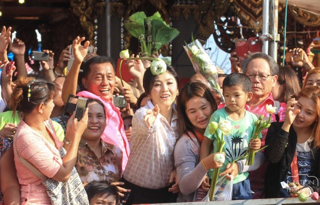 "ยิ่งลักษณ์" ร่วมงานประเพณีรับบัว-โยนบัว วัดบางพลีใหญ่